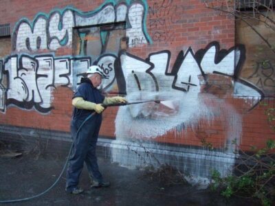 graffiti-cleaning